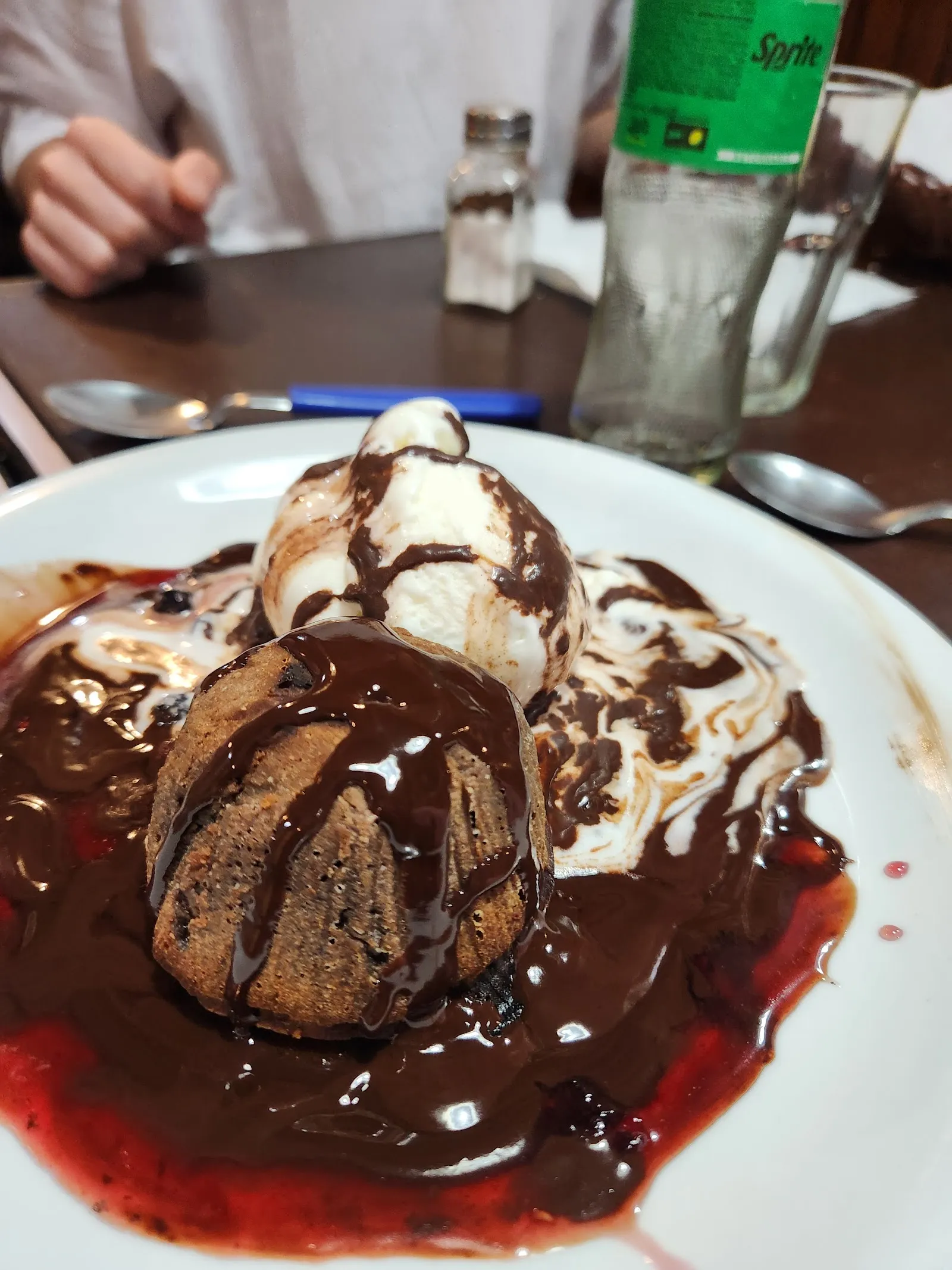 Volcán de chocolate con helado