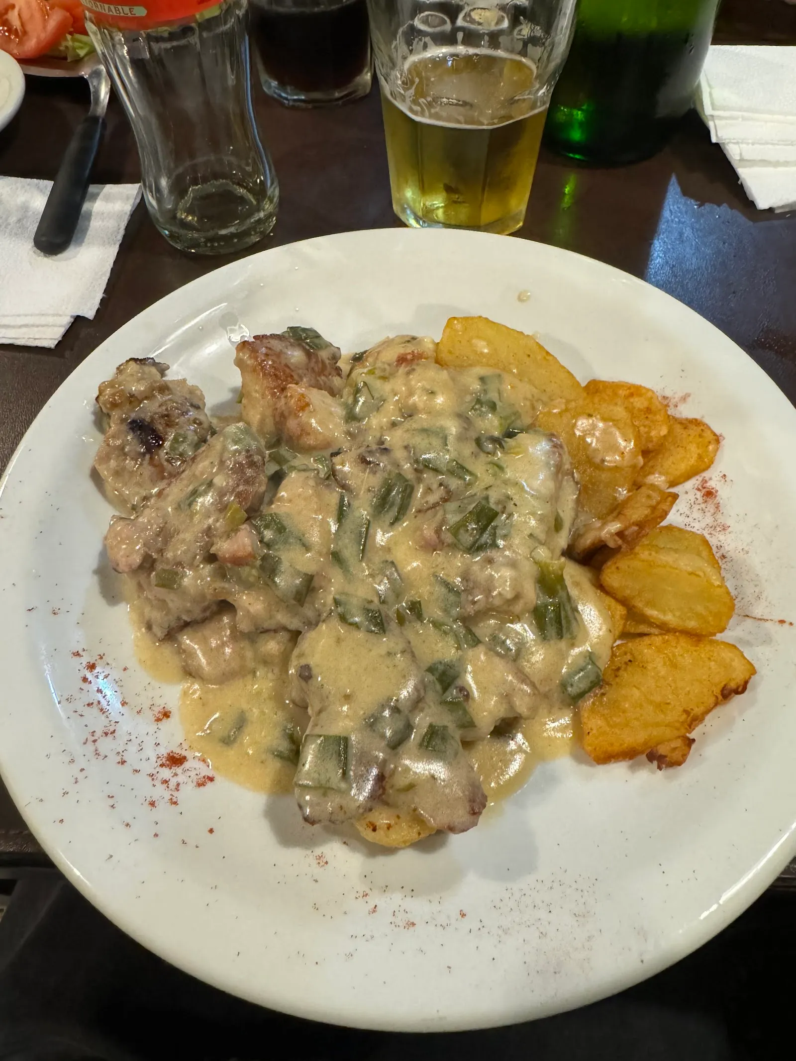 Pollo a la crema con papas españolas